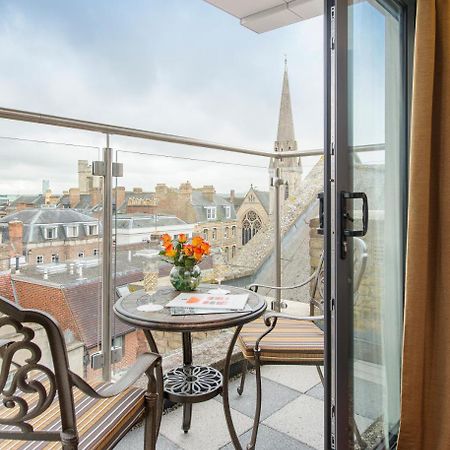 더 조지 스트리트 호텔 옥스퍼드 외부 사진 A balcony at the hotel