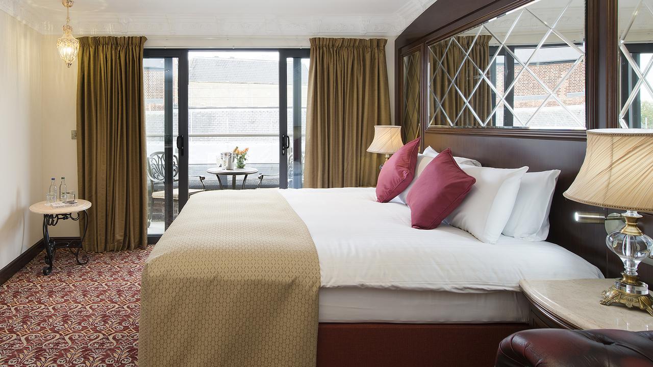 더 조지 스트리트 호텔 옥스퍼드 외부 사진 A bedroom at the hotel