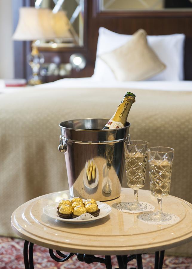 더 조지 스트리트 호텔 옥스퍼드 외부 사진 Champagne in a champagne bucket