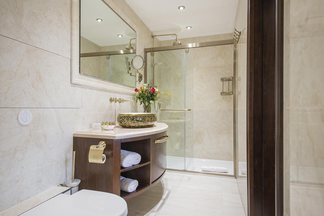 더 조지 스트리트 호텔 옥스퍼드 외부 사진 A bathroom in a hotel
