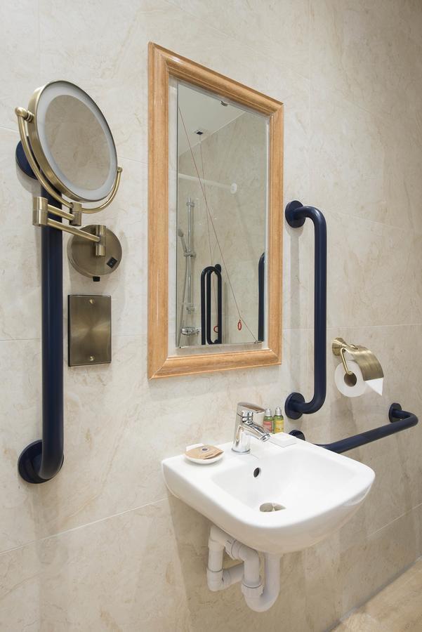 더 조지 스트리트 호텔 옥스퍼드 외부 사진 Disabled toilet facilities