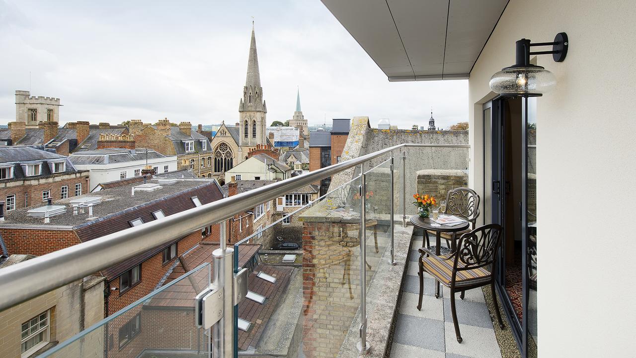 더 조지 스트리트 호텔 옥스퍼드 외부 사진 A balcony in a residential apartment