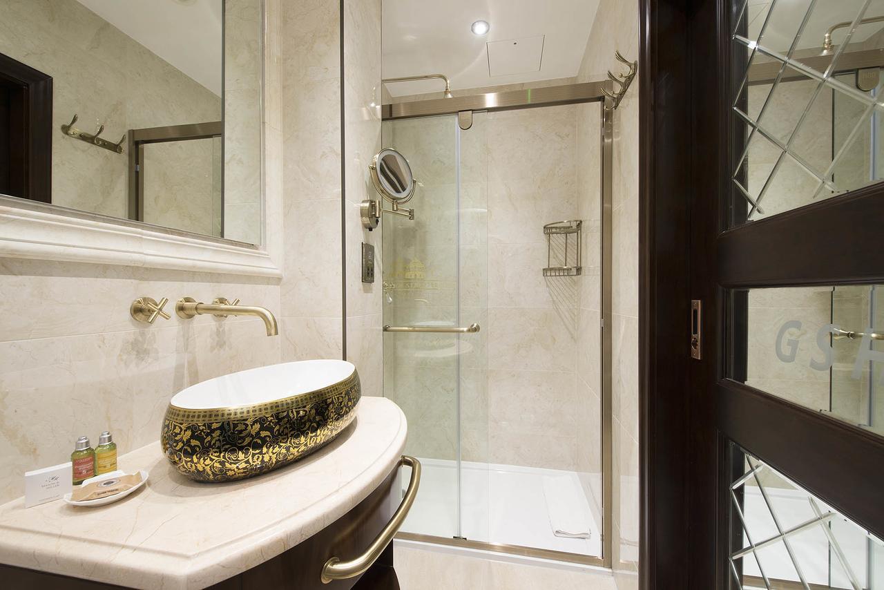 더 조지 스트리트 호텔 옥스퍼드 외부 사진 A shower enclosure